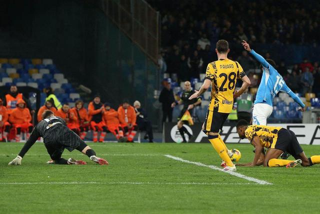 开云体育官网-意甲领头羊遭险胜:尤文图斯-力克那不勒斯