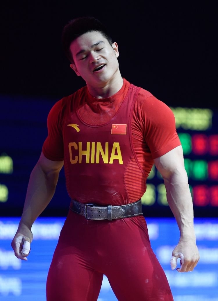 包含意大利举重选手力挽狂澜，夺得头名的词条