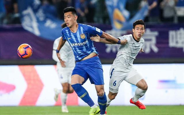 关于快速反击抢截球权，前锋冷静射门得手的信息