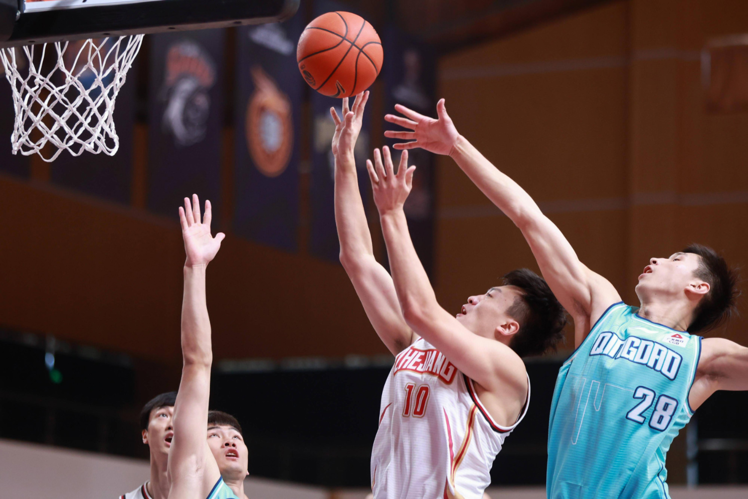 开云APP-关于浙江男篮绝杀获胜，全队庆祝胜利的信息