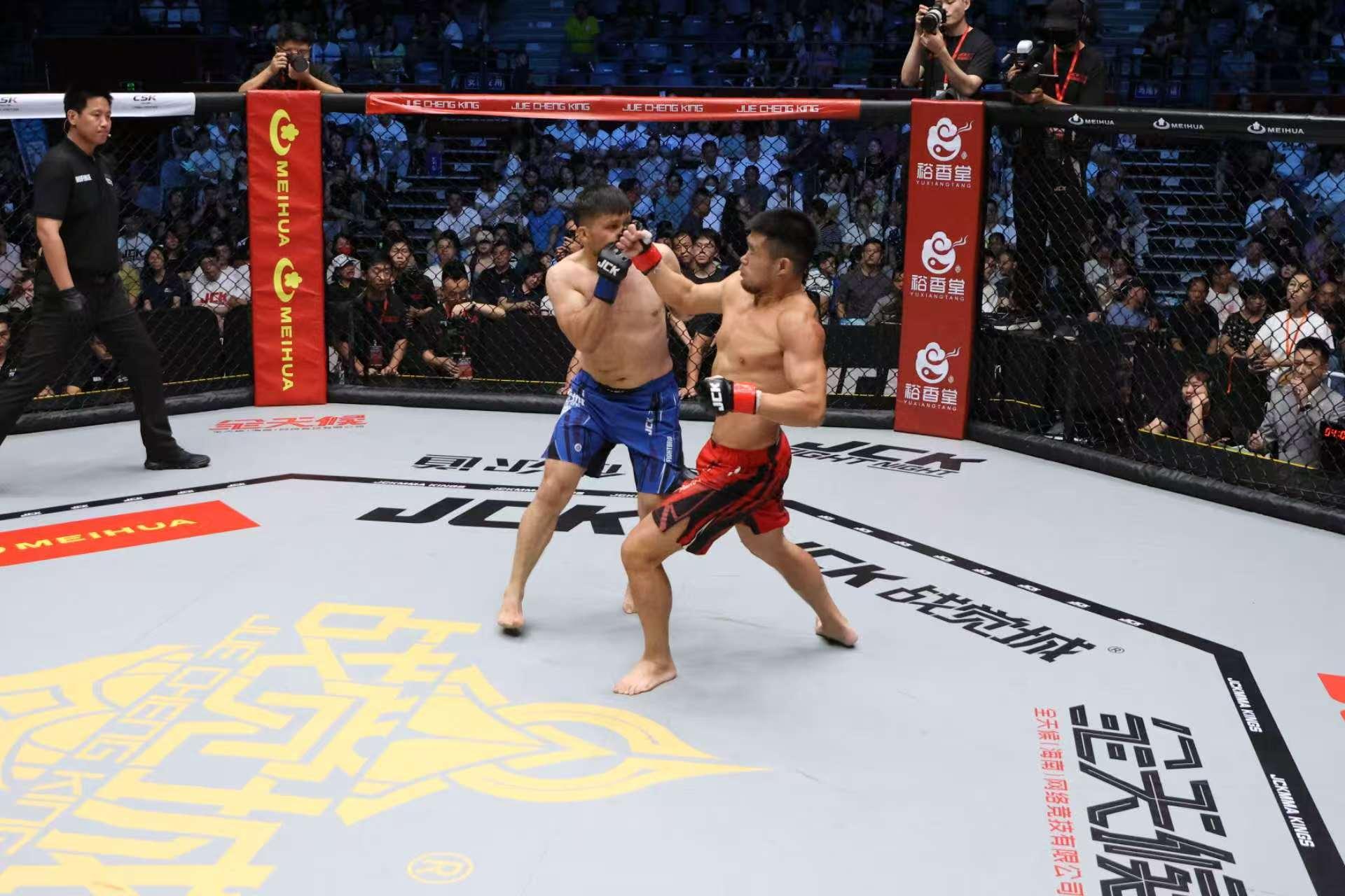 开云体育官方网站-运动员们在擂台上拼尽全力，决战到最后一刻