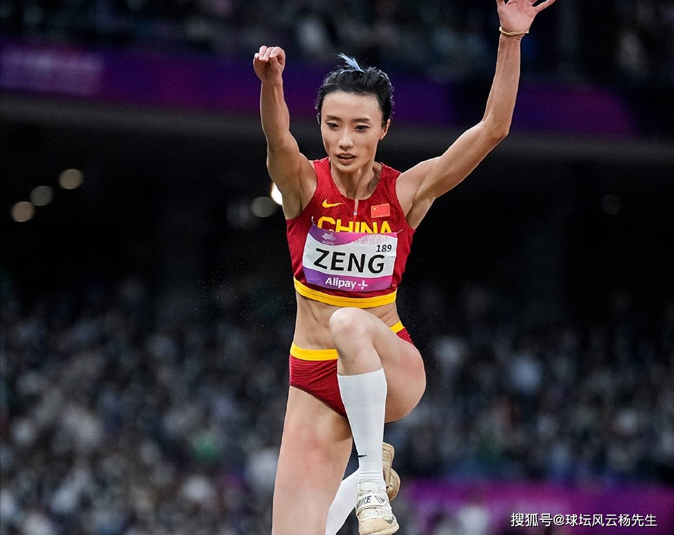 田径选手跳跃飞起，勇夺第一名