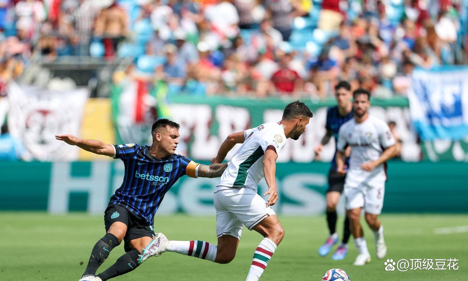 曼城主场顺利击败阿贾克斯，晋级欧冠四强