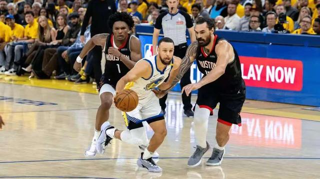 开云下载-季后赛激烈对决，篮球巨星展现高超技术