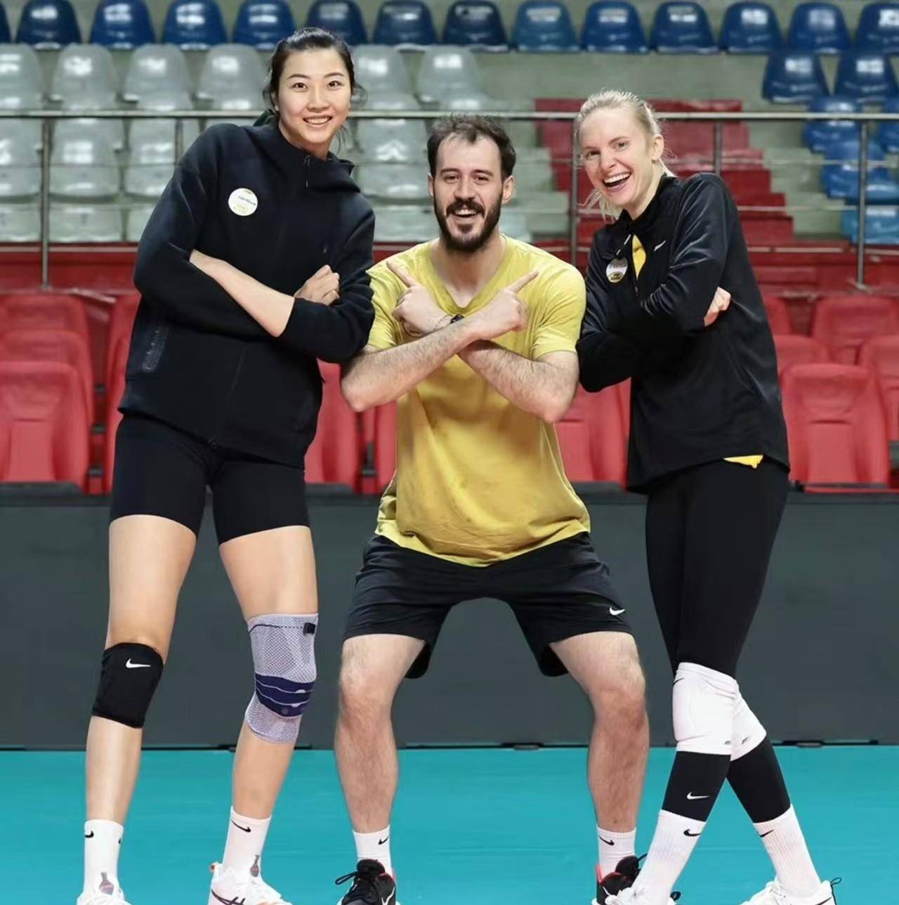 开云体育在线-著名球员领衔球队晋级下一轮比赛