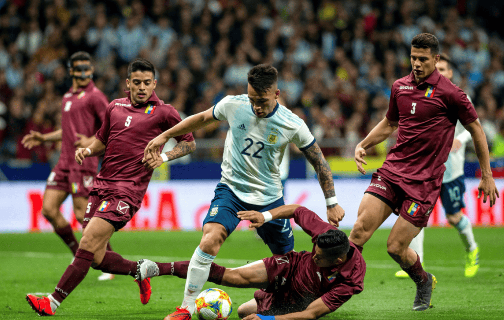 南安普顿在英超比赛中击败对手