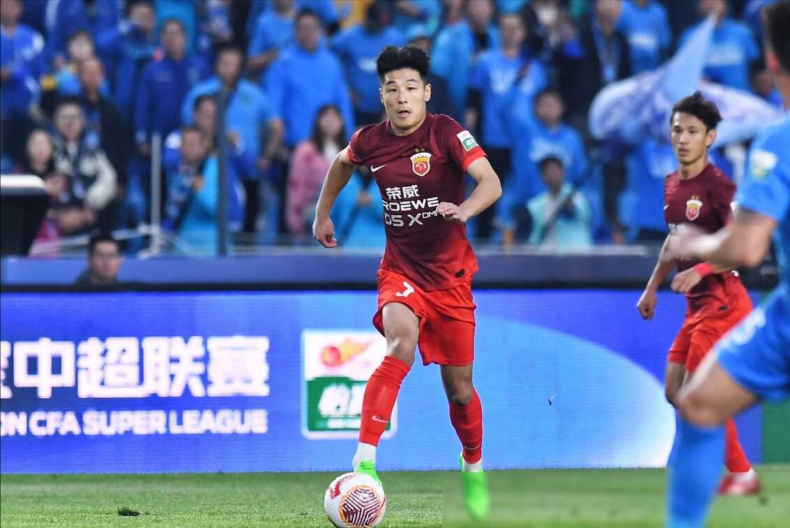 国脚表现出色，助攻帮助球队赢得关键胜利的简单介绍