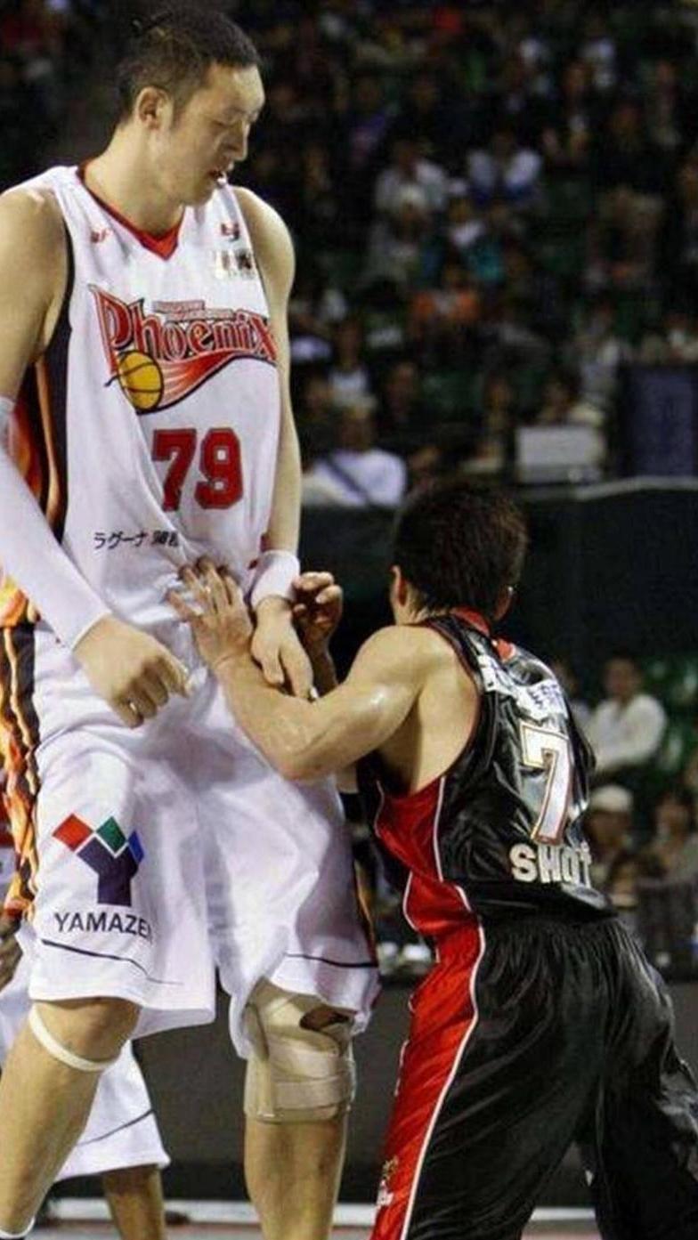 开云体育-关于球员交易引发球队轮番抢购，篮球市场繁荣的信息