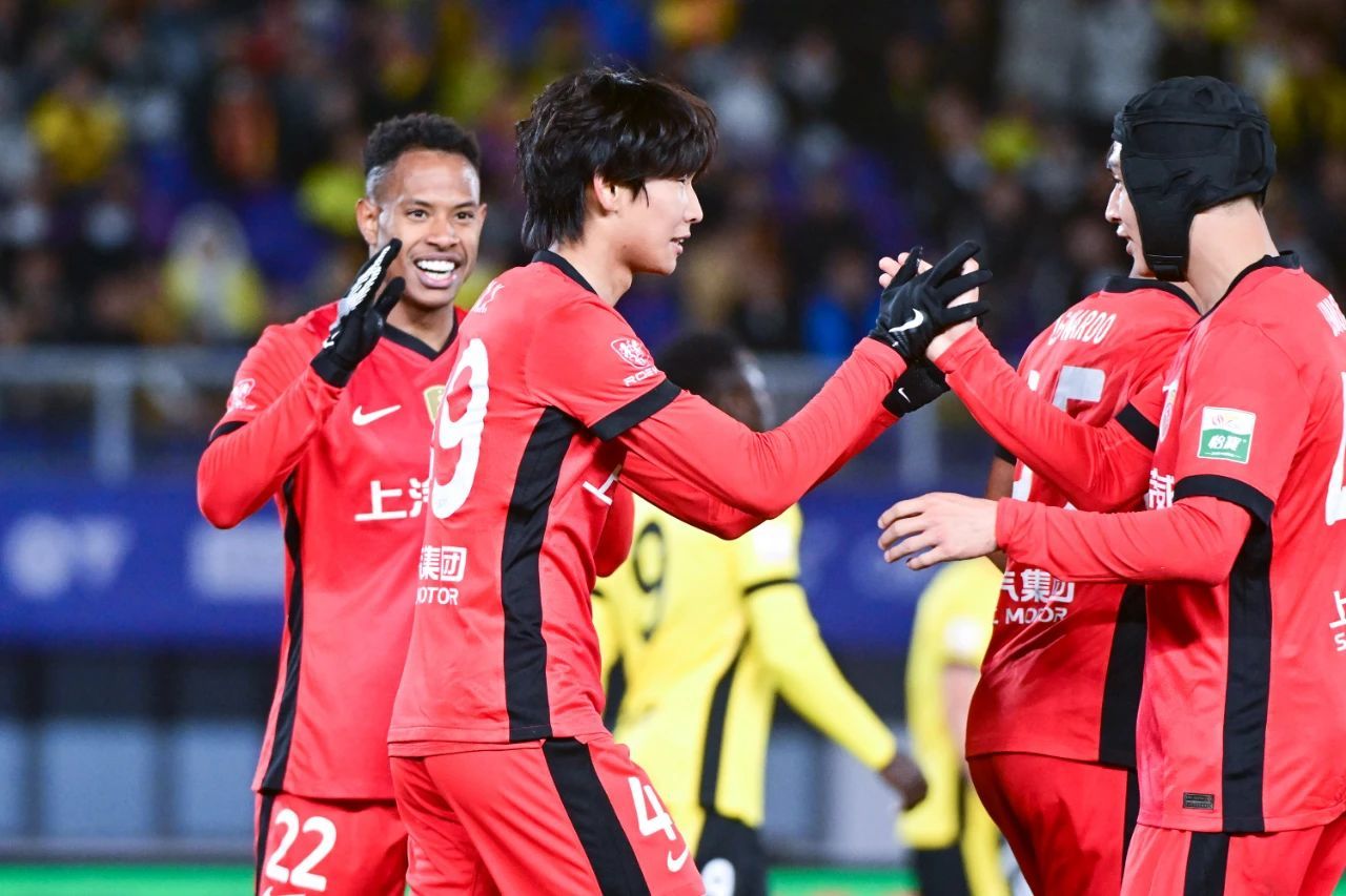 上港客场1-0完胜泰达，提前三轮夺得中超冠军