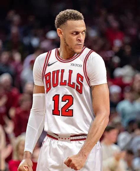 开云体育app-独行侠内线表现突出，勇士持续失误无法调整