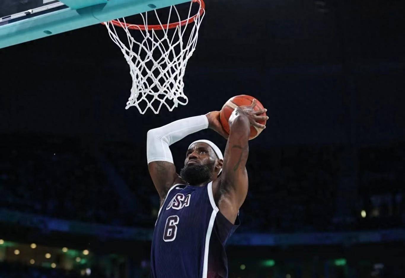 篮球赛场上的精彩瞬间引人瞩目 篮球赛场上的精彩瞬间引人瞩目