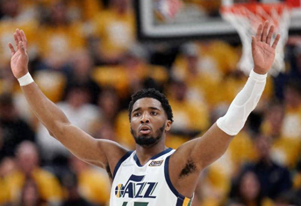 爵士不敌热火，米切尔罚球不中，令主场球迷泄气