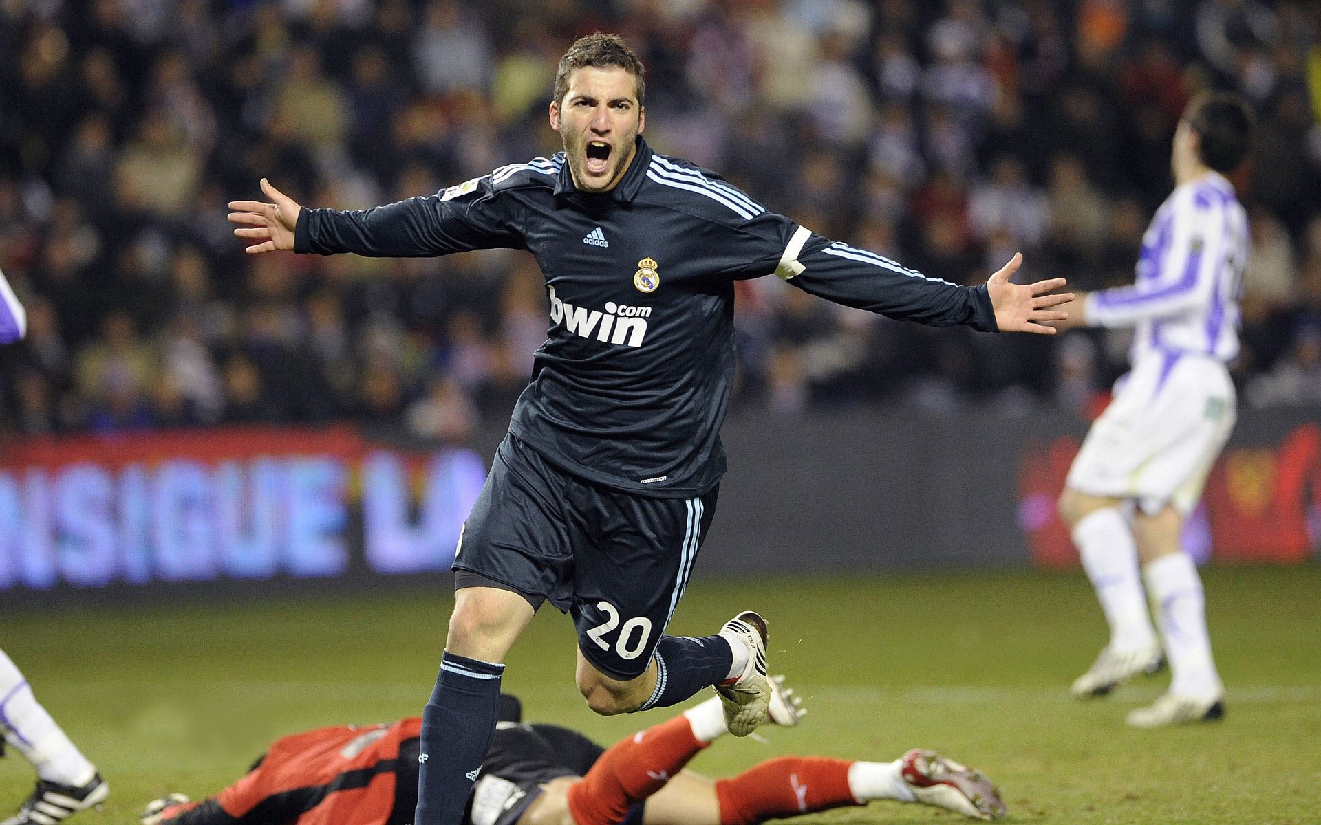 掘金铁壁锁狼群，布克利刃破苍穹，当防守艺术与进攻美学在赛场交响