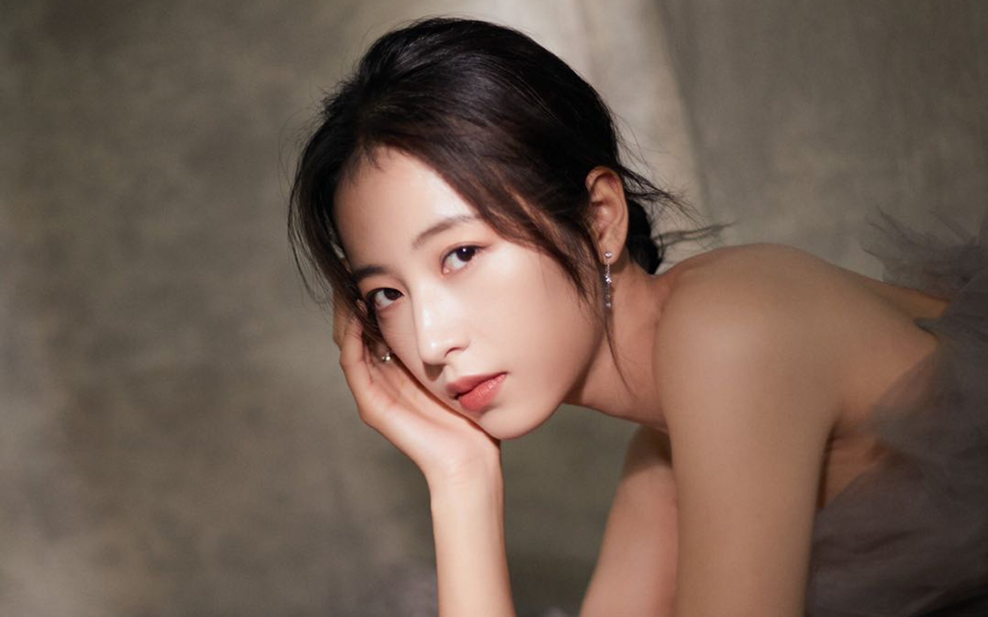 詹姆斯，横跨太平洋的桥梁，在马刺红与上海蓝之间主宰比赛走向