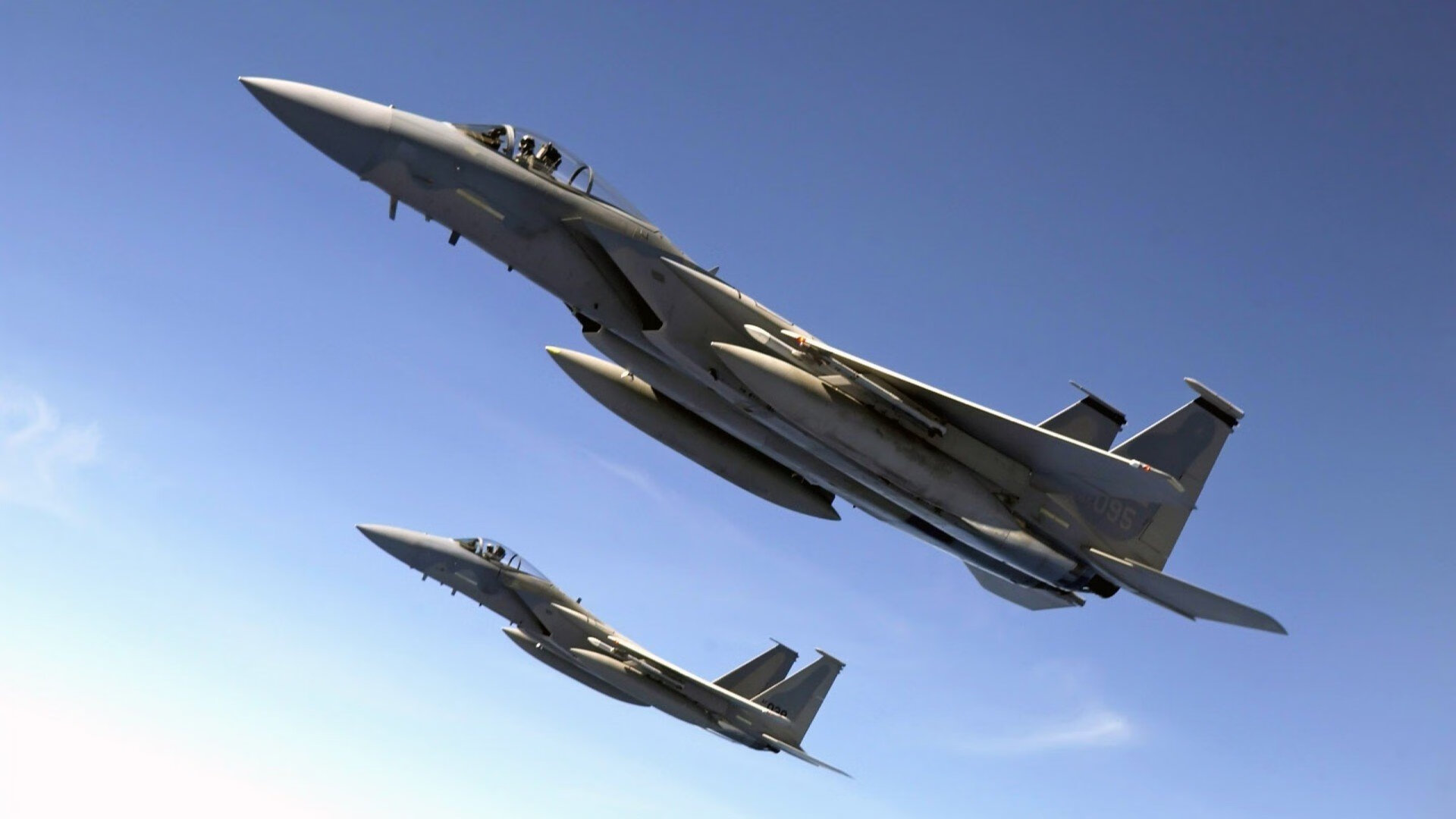 轰鸣与呐喊，速度殿堂与绿茵场上的同频心跳